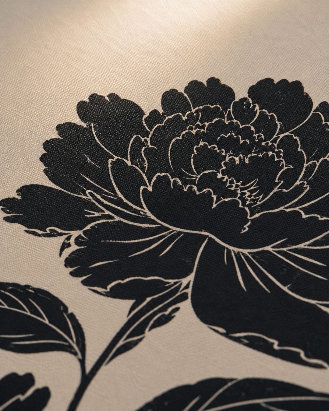 Triptyque — Jamais mieux fleuri que par soi-même — gros plan sur la trame de la toile imprimée