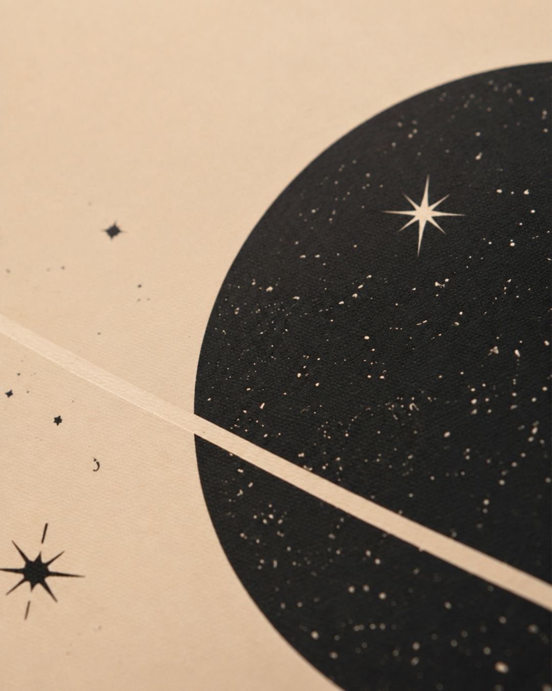 Triptyque — Le monde est facile quand tu vises l’Univers — gros plan sur la trame de la toile imprimée