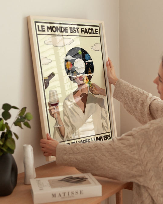 « Le monde est facile quand tu vises l'Univers — Crème & Sable » — installation de l’œuvre dans un intérieur / artwork installation in a home