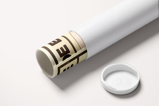 « Le monde est facile quand tu vises l'Univers — Crème & Sable » — toile enroulée dans son tube de protection