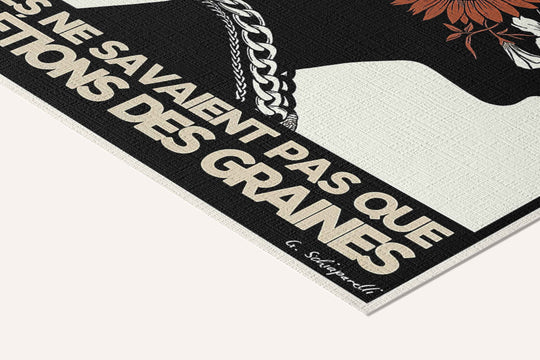 « Ils ont tenté de nous enterrer, mais ils ne savaient pas que nous étions des graines — Atelier » — toile texturée, détail du coin inférieur droit